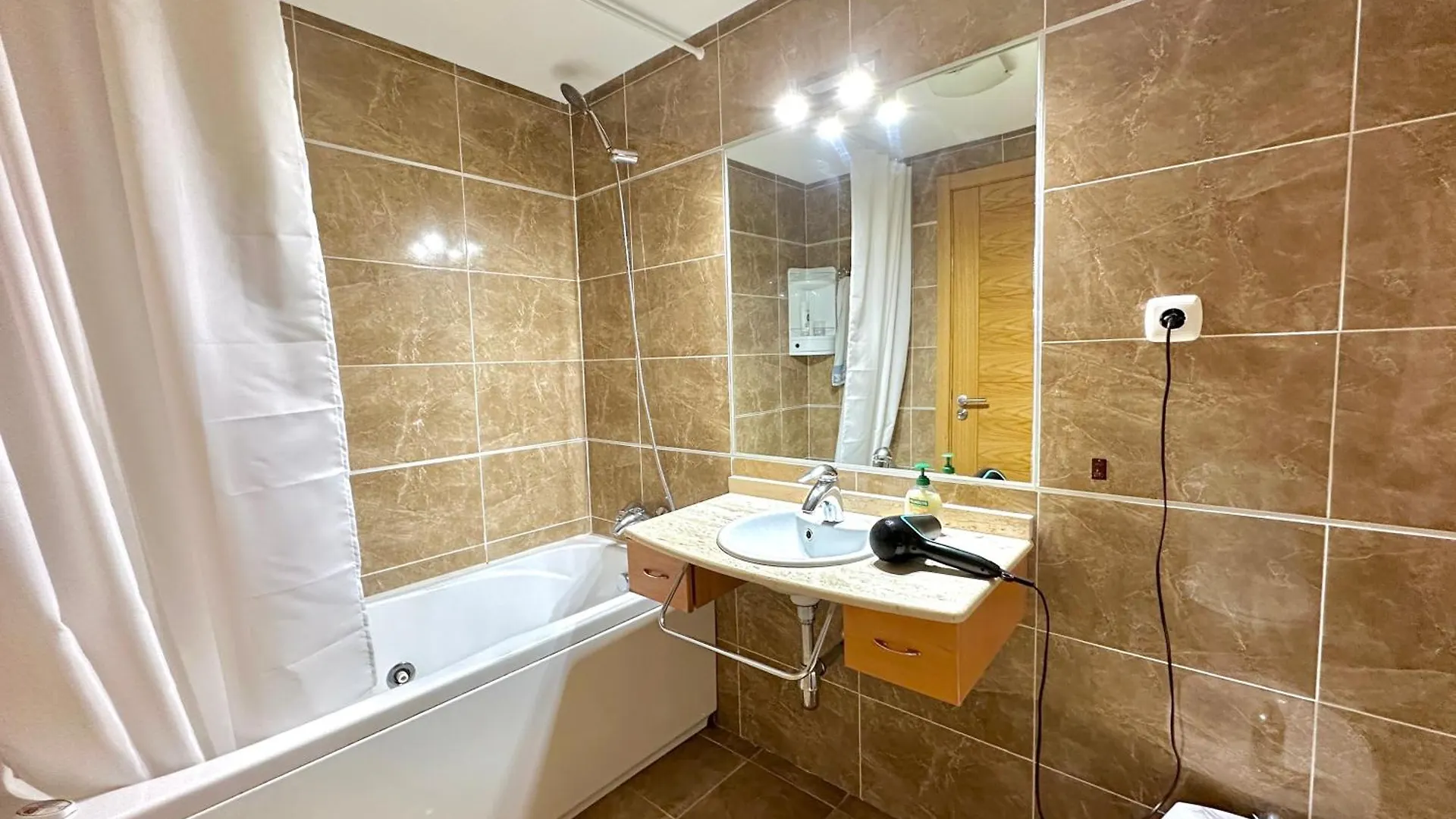 Beautiful 2-Bedroom Frontline Beach Apartment Estepona