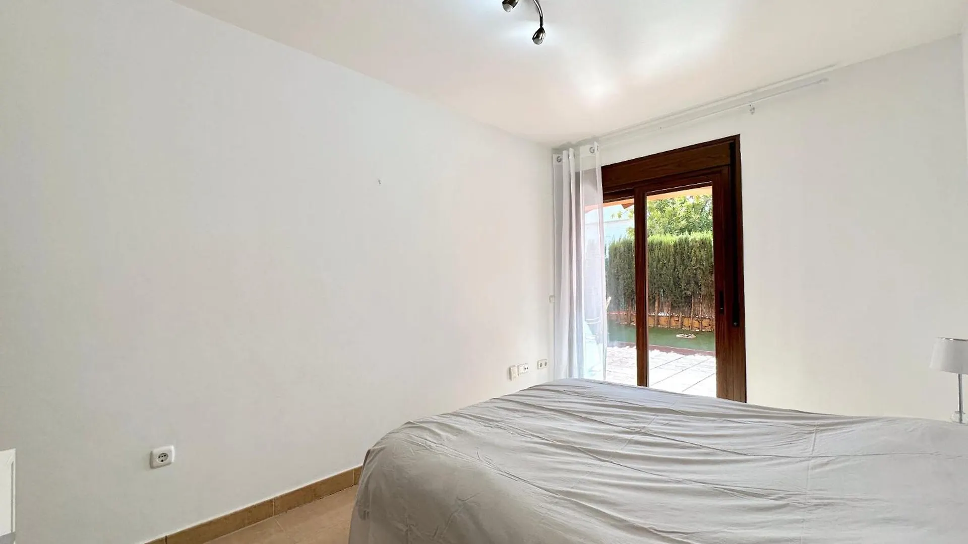Beautiful 2-Bedroom Frontline Beach Apartment Эстепона 0*,  Испания
