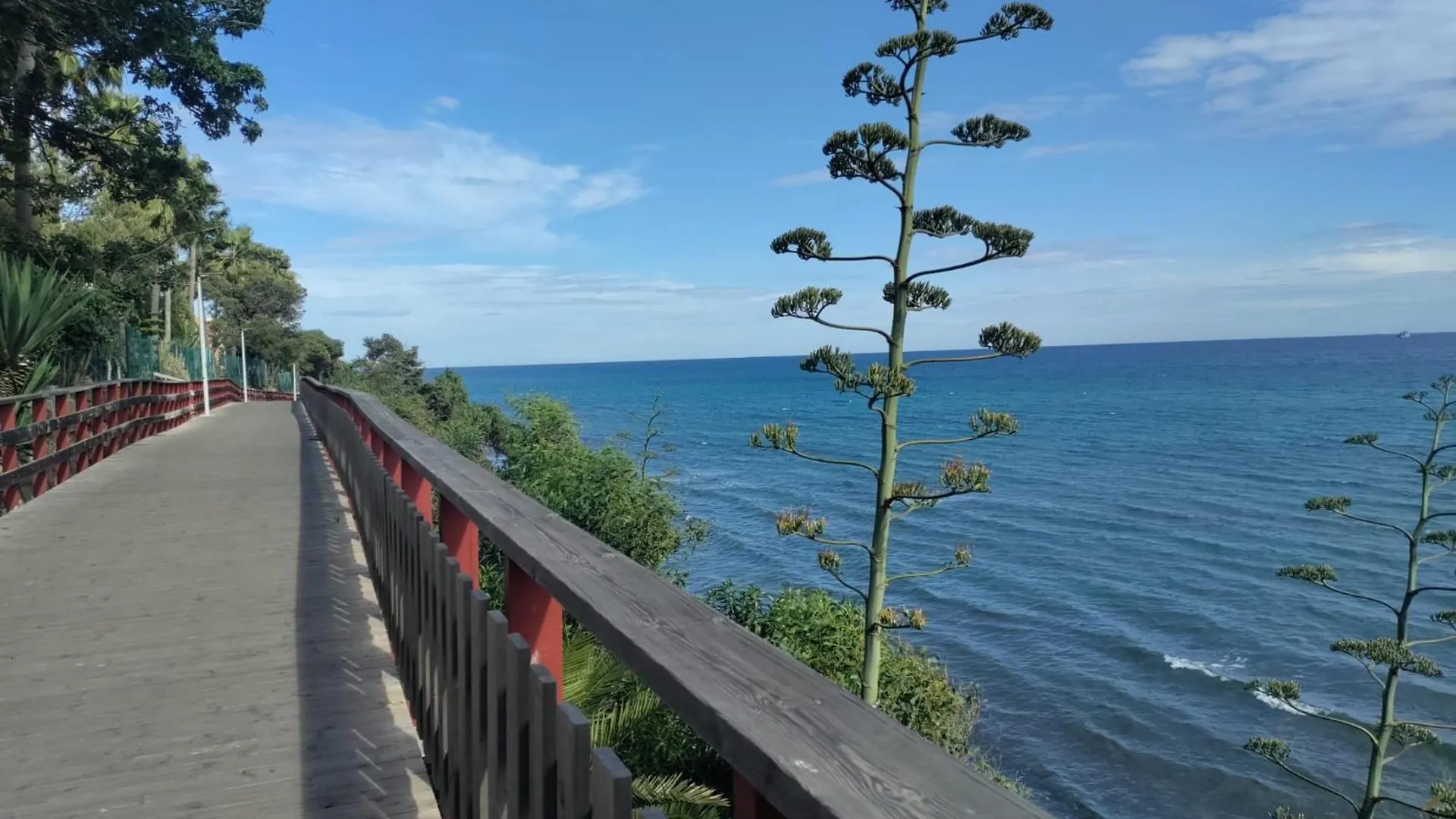 Beautiful 2-Bedroom Frontline Beach Apartment Эстепона